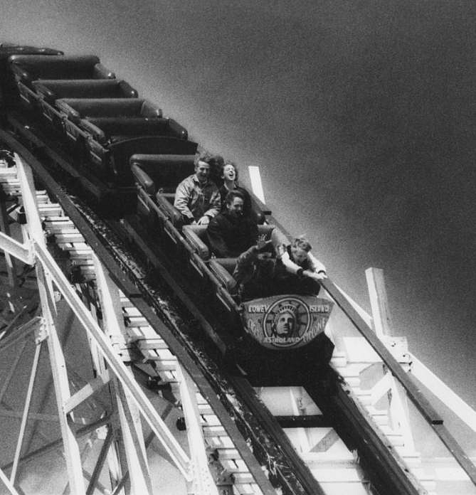 Robert Farber, Cyclone, Coney Island, Brooklyn, New York, Edition of 25, 1981
fine art paper pigment print, 30 x 40 in. (76.2 x 101.6 cm)
RF131051