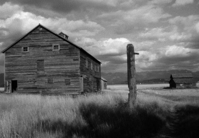 Robert Farber, Montana Barn, Montana, Edition of 25, 1995
fine art paper pigment print, 30 x 40 in. (76.2 x 101.6 cm)
RF131041