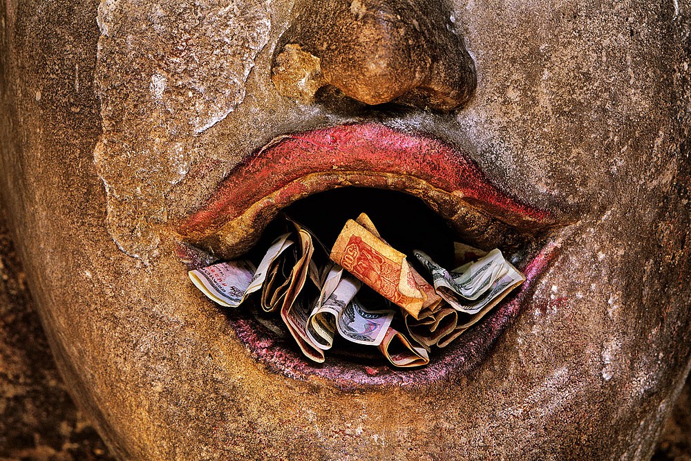 Steve McCurry, Offerings at Neak Pean, Angkor Wat, Cambodia, 2000
FujiFlex Crystal Archive Print, (Inquire for available sizes)
CAMBODIA-10076