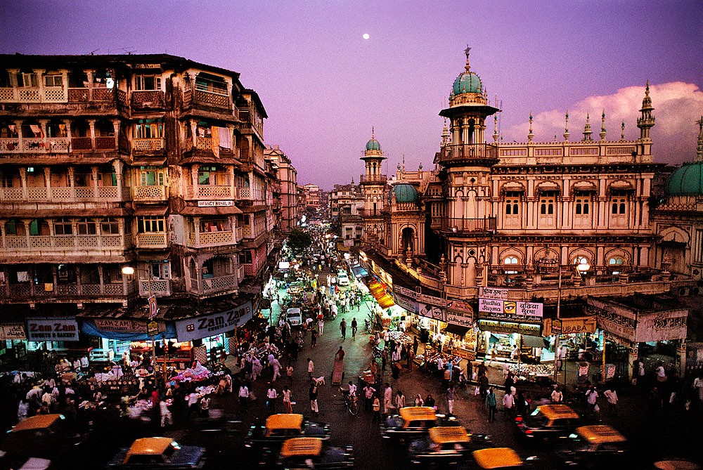 Steve McCurry, Moonrise in Mumbai, 1994
FujiFlex Crystal Archive Print, (Inquire for available sizes)
INDIA-10237NF3