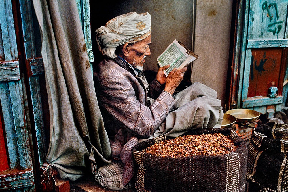 Steve McCurry, Man Reading, 1997
FujiFlex Crystal Archive Print, (Inquire for available sizes)
YEMEN-10071