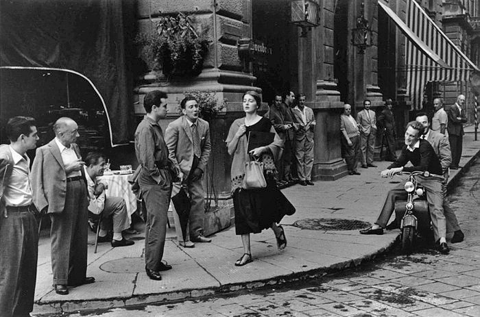 Ruth Orkin, American Girl in Italy, 1951
Archival Fiber Baryta Pigment Print, 30 x 40 in. (76.2 x 101.6 cm)
RO160801