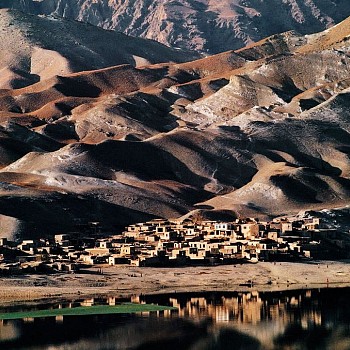 photography:&nbsp;Steve McCurry Road to Jalalabad, Village between Sarobi and Kabul, Afghanistan