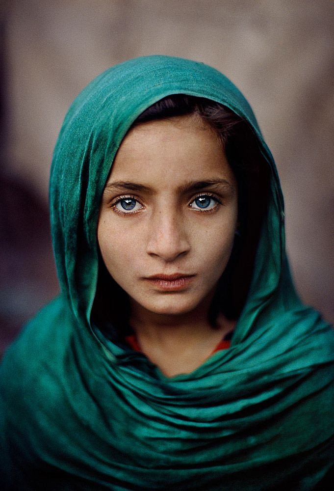overvældende mikroskopisk nudler Steve McCurry | Girl with Green Shawl, Peshawar, Pakistan | 2002 | Cavalier  Galleries