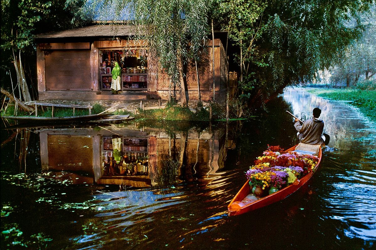 Steve McCurry, Flower Vendor on Dal Lake, 1999
FujiFlex Crystal Archive Print
KASHMIR-10315