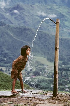Work: Steve McCurry Child Drinks Water from Well, Nepal