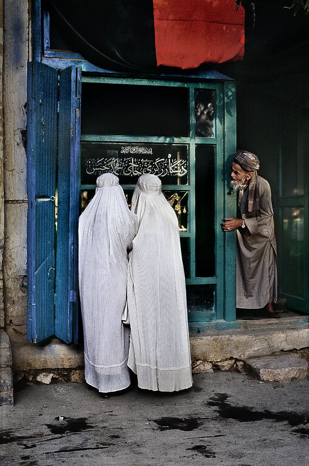 Steve McCurry, Women at Jewelry Shop, 2002
FujiFlex Crystal Archive Print
Price/Size on request