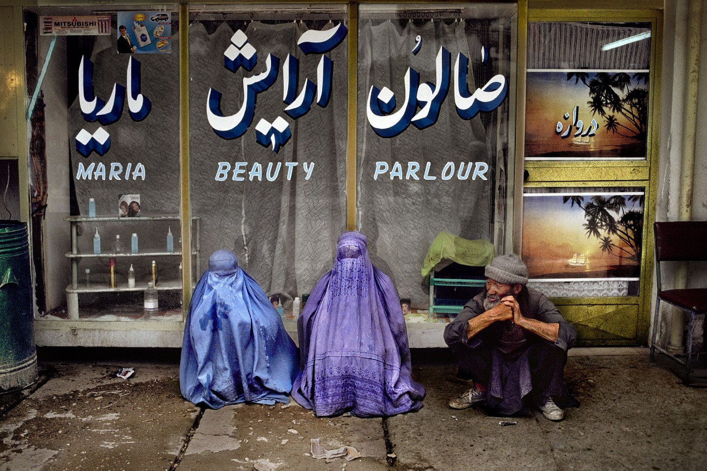 Steve McCurry, Women and Man Outside Beauty Parlour, 2002
FujiFlex Crystal Archive Print
Price/Size on request