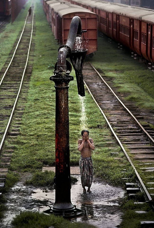 Steve McCurry, Man Bathes at Train Station, 1983
FujiFlex Crystal Archive Print
Price/Size on request