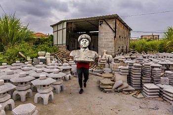 Work: Steve McCurry Artisan Carries Statue