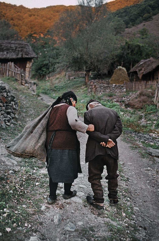 Steve McCurry, Elderly Couple Walks Home, 1989
FujiFlex Crystal Archive Print
Price/Size on request