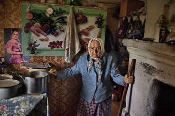 Work: Steve McCurry Elderly Woman Cooks