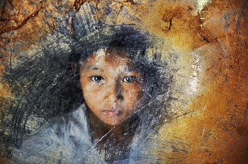 Steve McCurry - Steve McCurry Young Girl Looks Through Glass
