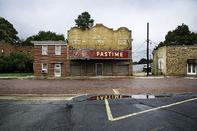 Steve McCurry, Pastime Theatre in Warren, Arkansas, 2013
FujiFlex Crystal Archive Print
USA-10914