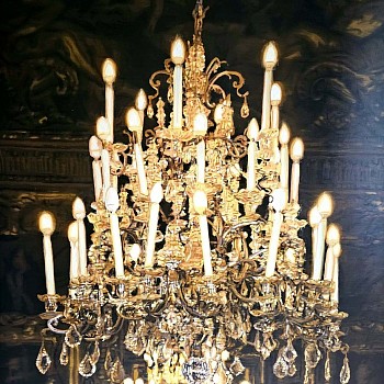 painting:&nbsp;Tommaso Ottieri Chandelier 2