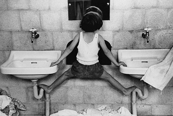 Work:&nbsp;Ruth Orkin Tirza on Sinks, Israel