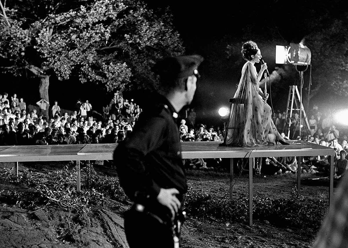 Harry Benson, Barbra Steisand in Central Park, Edition of 35, 1967
archival pigment print, 24 x 30 in. (61 x 76.2 cm)
HB120802